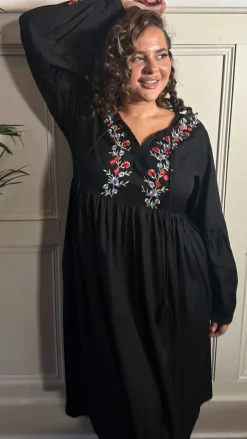 Curvewow Embroidered Tassel Tie Midi Dress Black